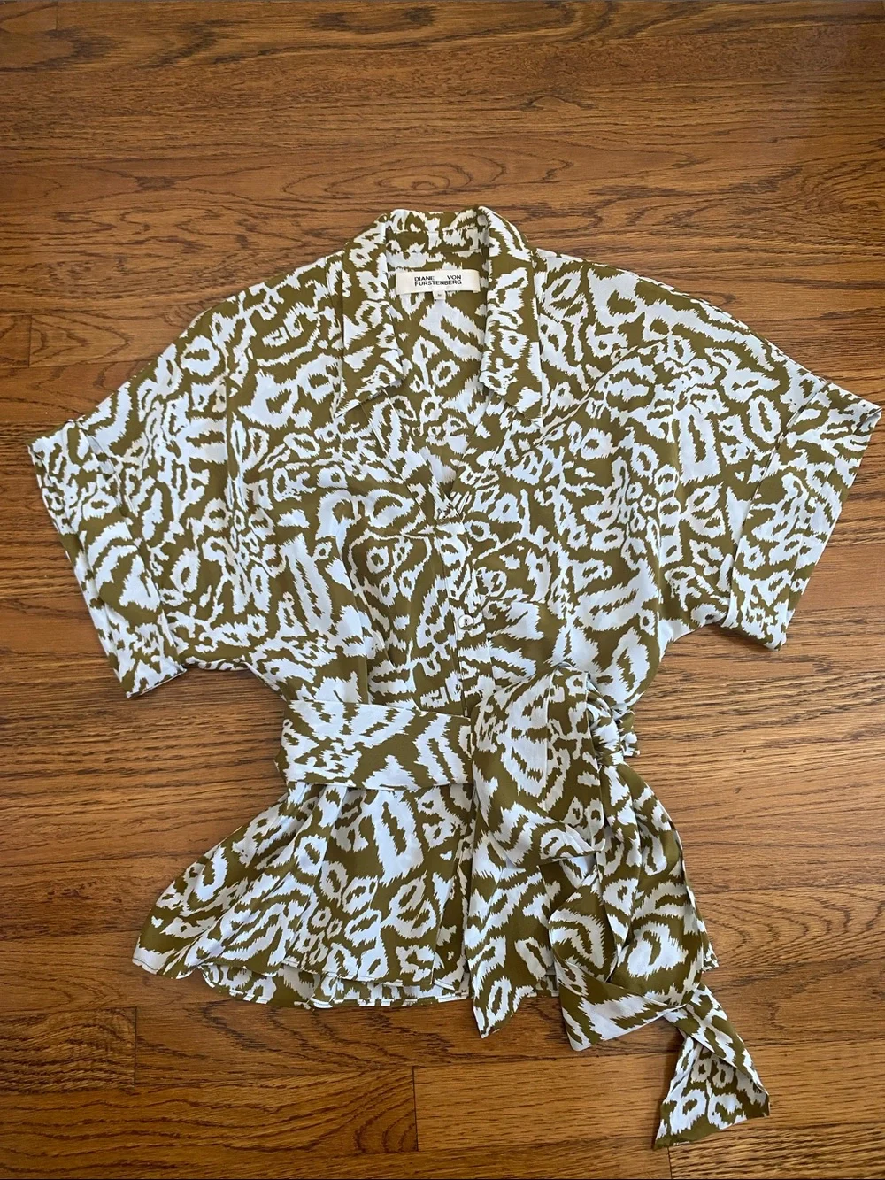 Diane Von Furstenberg Debbie Leopard Print Wrap Silk Top EUC Size M - Picture 6 of 7